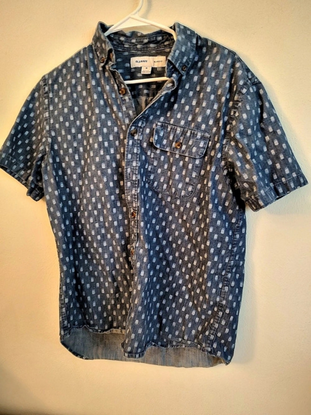 Old Navy Men's Geometric Button-Up Shirt in Blue & White Size Medium